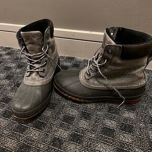 SOREL WATERPROOF BOOTS - men 10.5 - very gently used